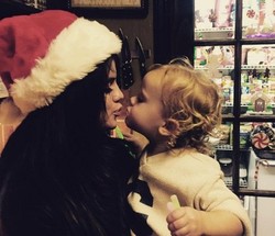 Foto Lucu Seleb Saat Natal, dari Selena Gomez Sampai Rihanna