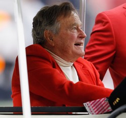 Sempat Sesak Nafas, Bush Senior Rayakan Natal di Rumah Sakit