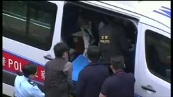 Jutaan Dollar Tercecer di Jalanan Hong Kong, Petugas Kelabakan
