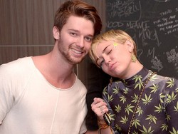 Natal 2014, Miley Cyrus Borong Sex Toys