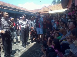 Polisi Hibur Untuk Anak-anak Pengungsi Korban Banjir dengan Jempol