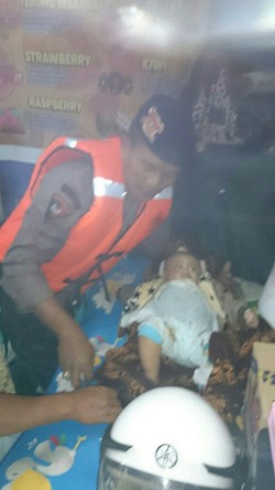 Aksi Dramatis Polisi Selamatkan Bayi Korban Banjir Bandung