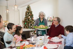 Meski Sering Makan Enak dan Ngemil, Pola Makan Bisa Dijaga dengan Trik Ini (1)