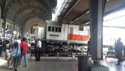 4 Penampakan Kereta yang Ngetril Lalu Nyangkut di Stasiun Kota