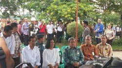 Jokowi Beri Penghargaan Kedaulatan Pangan ke 4 Gubernur di Tengah Sawah