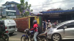 Kebut-kebutan, 2 Bus Koantas 102 Terguling dan Nyangkut di Trotoar Ciputat