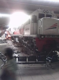 Brakk! Kereta Berhenti Lewati Batas dan Naik ke Lantai di Stasiun Kota