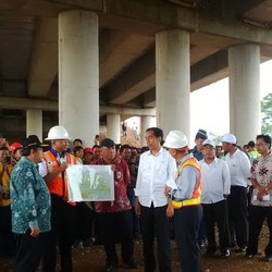 Jokowi Tinjau Proyek Tol Cikampek-Palimanan, Janji Selesai April 2015