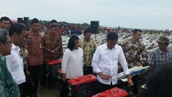 Beri 1.000 Traktor, Jokowi Minta Petani Jabar Tambah Produksi Beras 2 Juta Ton