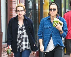 Bukan Berpesta, Ini Yang Dilakukan Kristen Stewart Saat Natal