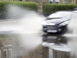 3 Jurus Jitu Saat Mobil Menghadapi Aquaplaning