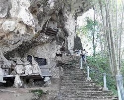 Prihatin! Gua Kuburan Cagar Budaya Toraja Dirusak Tangan Jahil