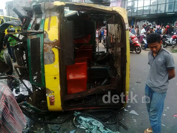 Kebut-Kebutan, 2 Bus Koantas Kecelakaan