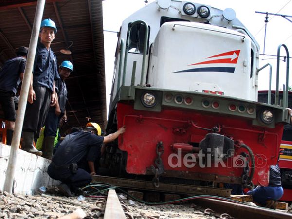 PT KAI Evakuasi Kereta yang Naik ke Lantai Stasiun