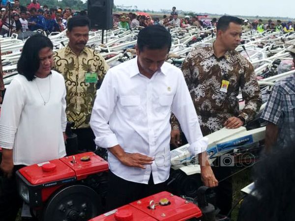 Jokowi Bagikan 1.000 Traktor ke Petani