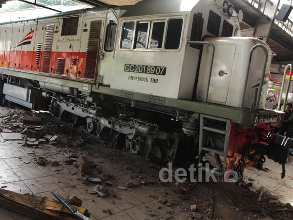 Kereta Terobos Naik ke Peron Stasiun Kota