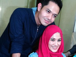 Dude Harlino Beri Kado Spesial di Hari Ultah Alyssa Soebandono