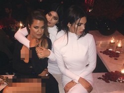 Keluarga Kardashian Kompak Tampil Seksi di Pesta Natal