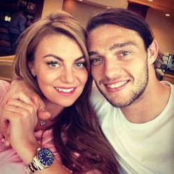 Ini Cara Andy Carroll Manjakan Tunangan yang Sedang Hamil