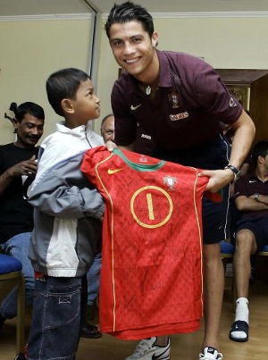 Ronaldo Ikut Kenang Tsunami di Aceh