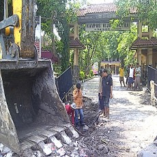 Satu-satunya Akses Masuk, Rektor UWP Minta Jembatan Dibongkar Separuh Saja