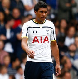 Paulinho Menunggu Keluar dari White Hart Lane