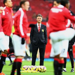 Pardew: Van Gaal Sudah Kembalikan MU ke Jalurnya