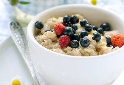 Perut Sakit Setelah Makan Berlebih? Konsumsi Omelet dan Oatmeal Saat Sarapan