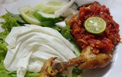 Rekomendasi Restoran: Mantapnya Ayam Penyet Bertopping Sambal Rawit yang Pedas Menggigit