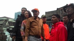 Djarot Janji Relokasi Warga Kampung Pulo Februari 2015