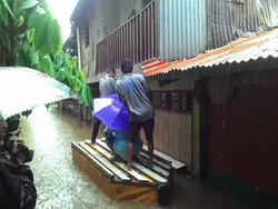 Banjir 2 Meter, Warga Kampung Pulo Tetap Pilih Bertahan di Rumah