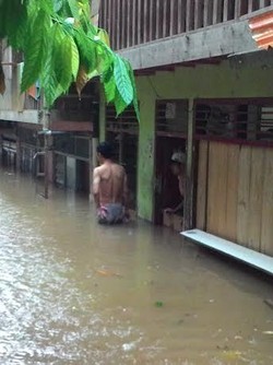 Banjir di Kampung Pulo Hingga 2 Meter, Warga Mulai Mengungsi
