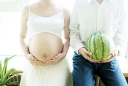 Saat Istri Mengandung, Suami Juga Bisa Alami Gejala Kehamilan Lho