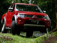 Mitsubishi Strada Triton Taklukkan Lintas Pesisir Barat Sumatera
