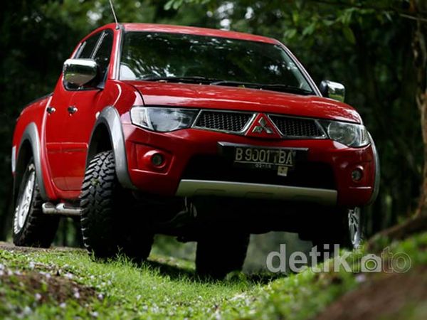 Mitsubishi Strada Triton Taklukkan Lintas Pesisir Barat Sumatera
