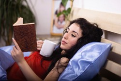 Baca Buku Bisa Bikin Tidur Nyenyak, asal Bukan E-Book