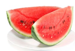 Makan Semangka Berlebihan Bisa Memicu Gangguan Pencernaan dan Ginjal