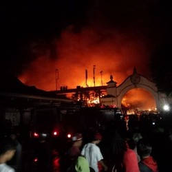 Petugas Masih Berupaya Padamkan Bara Api di Puing-puing Bangunan Pasar Klewer