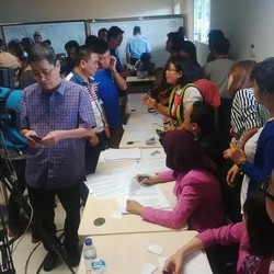 Keluarga Penumpang Pesawat AirAsia Terus Berdatangan ke Bandara Juanda