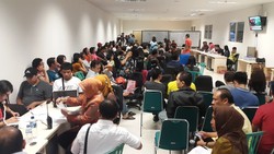 Bersabar Menanti Kabar di Crisis Center Bandara Juanda