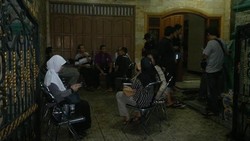 AirAsia QZ8501 Hilang, Tetangga Berdatangan dan Doa Bersama di Rumah Pilot Iriyanto