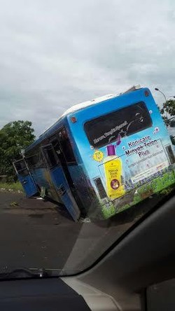 Bus Mayasari Bakti AC 07 Tabrak Pembatas Jalan di Terminal Kp Rambutan