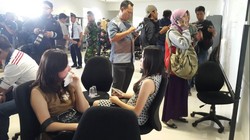 Duka Keluarga Penumpang AirAsia QZ8501 di Bandara Juanda