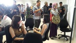 Keluarga Penumpang Berharap AirAsia yang Hilang Ditemukan Selamat