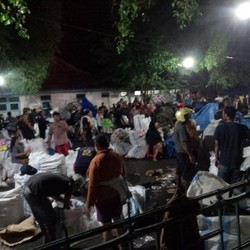 Amankan Dagangan, Ratusan Pedagang Klewer Nekat Jebol Pintu