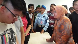 Risma Periksa Data Penumpang AirAsia Asal Surabaya