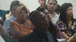 Risma Duduk di Tengah Puluhan Keluarga Penumpang AirAsia di Bandara Juanda