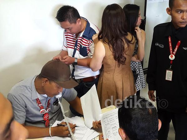 Keluarga Penumpang AirAsia Datangi Bandara Juanda
