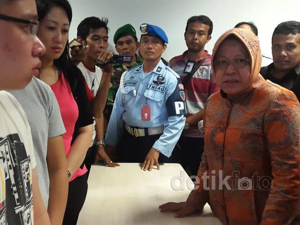 Risma Tinjau Posko Crisis Center di Bandara Juanda