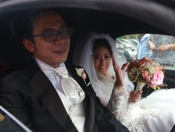 Usai Pemberkatan, Gracia Indri dan David Naik Mini Cooper